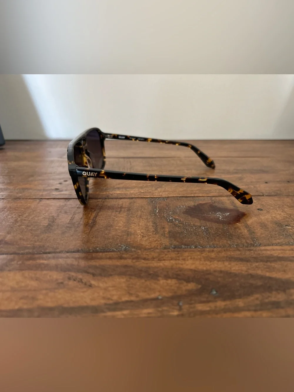 New Quay On The Fly Sunglasses w/Tortoiseshell Frame w/Smoke Polarized Lens&Case